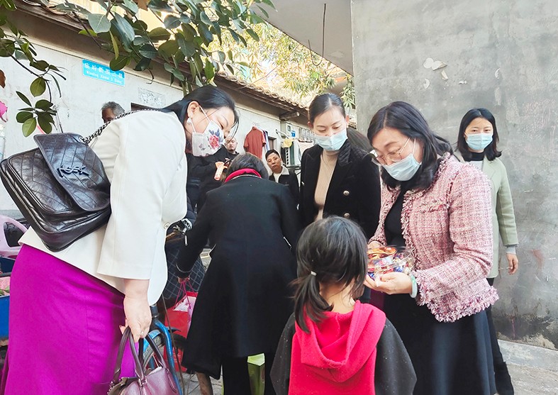 1月19日，東莞市婦聯及福利會組織開展了“玉蘭關愛、迎春送福——2022年春節慰問困難婦女兒童家庭”活動，集團培訓中心主任劉淑芬代表我集團參加了本次活動，前往東莞市塘廈鎮、黃江鎮、樟木頭鎮，為17戶家