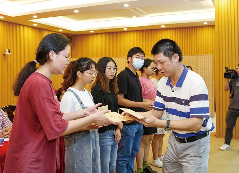 8月29日上午，“2023年廣東三正集團捐資助學金發放儀式”在橋頭鎮第四小學舉行，為25名橋頭籍困難家庭在讀大學生發放助學金19.04萬元。
