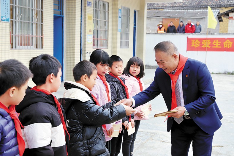 12月25日至26日，我集團向捐建學校師生頒發“三正獎教助學金”合計23.98萬元。并向三正合水小學捐贈了價值7.5萬的多媒體教學設備，向揭陽鳳湖小學碧潭三正分校一名病重學生捐贈1萬元助其度過難關。