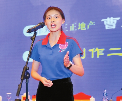 三正地產劉芷菁在三正集團24周年慶典上演繹獲獎作品《遺落的工作日志》。.jpg