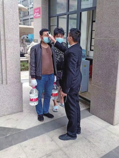 測量體溫。.jpg